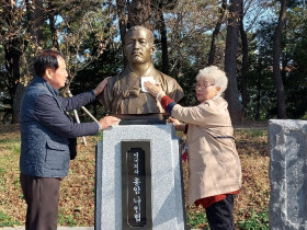 애국지사 흥암 나인협 흉상을 청소하다