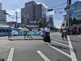 독립만세운동을 가장행렬로 재현하다