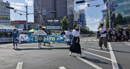 독립만세운동을 가장행렬로 재현하다